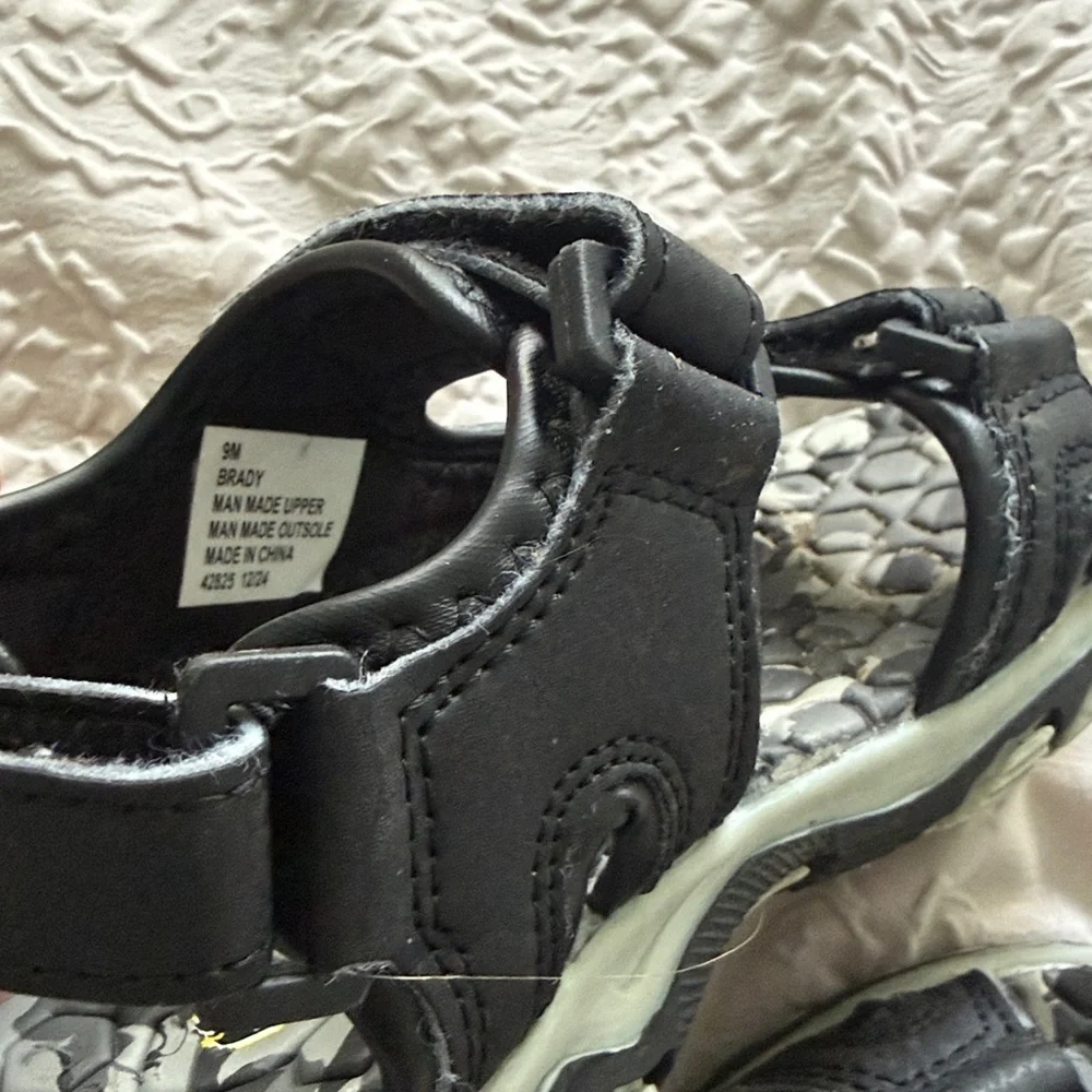KHOMBU BRADY Kids Black Sandals Boy's Open Toe Sandal Non Slip Grip Sz 9T